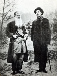 Maxim Gorki (Alekseï Maksimovitch Pechkov) rendant visite à Lev Tolstoï à Iasnaïa Poliana en 1900